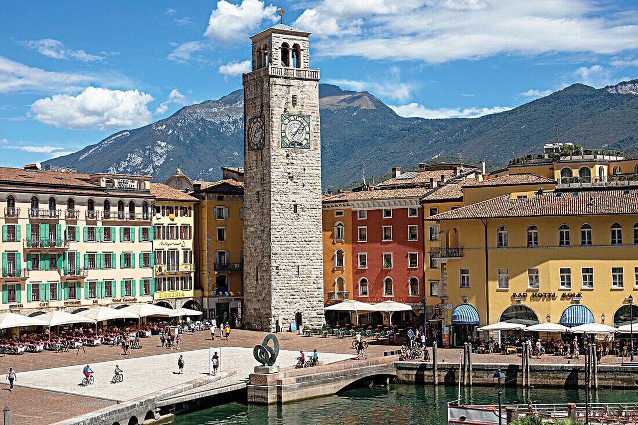 71452908-piazza-iii-novembre-with-the-torre-apponale-riva-del-garda-lake-garda-italy.jpg