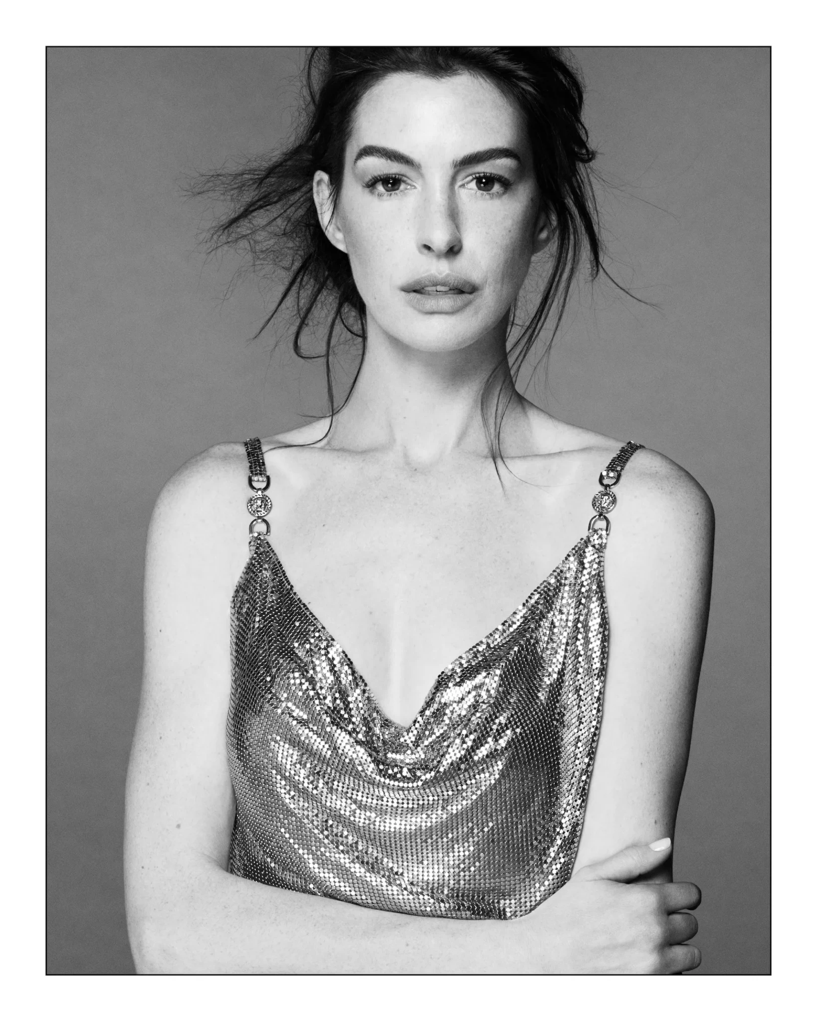 versace-icons-campaign-2024-anne-hathaway-4-1.webp