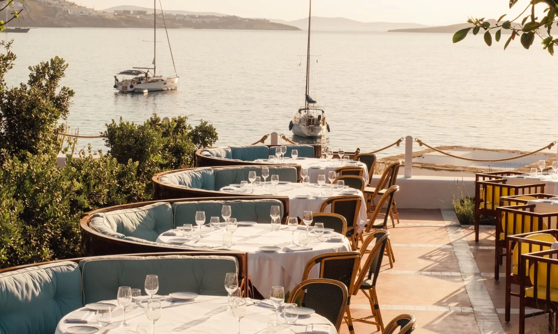 bagatelle-mykonos-restaurant.webp