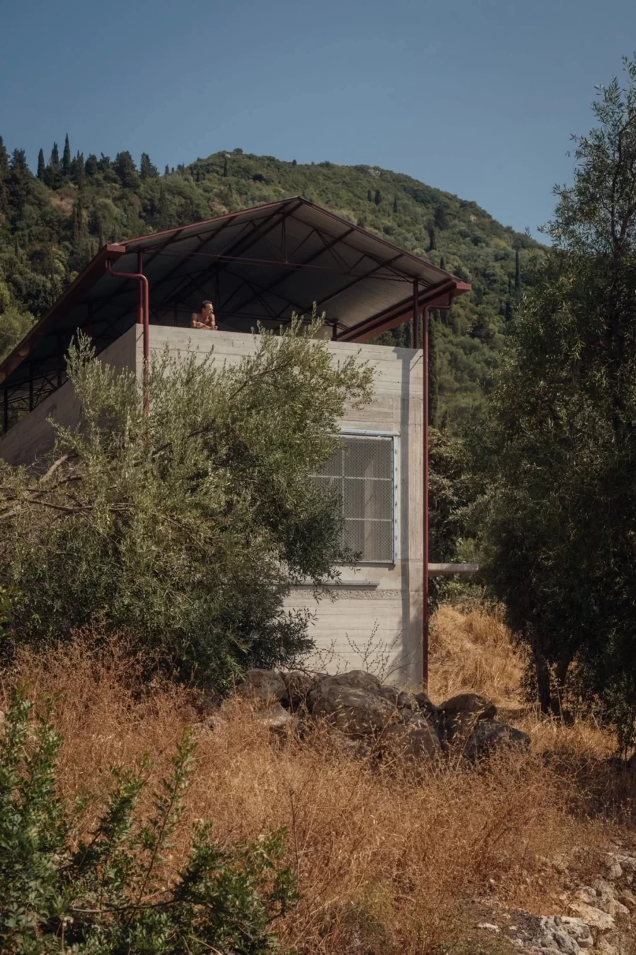 invisible-studio-house-in-an-olive-grove-greece-dezeen-2364-col-11-1704x2557.webp