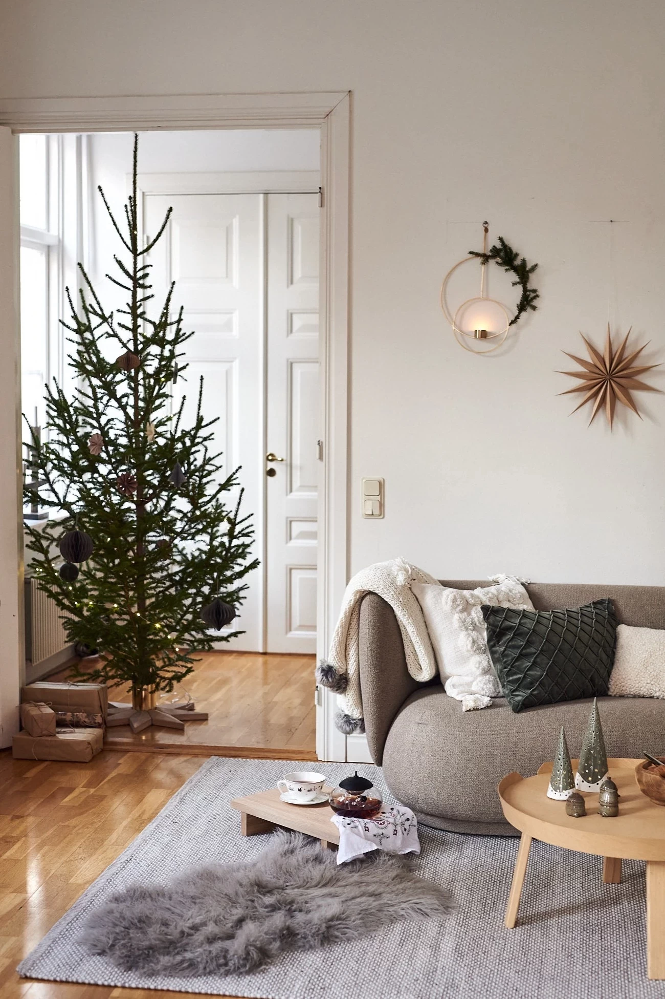 minimalist-christmas-decor-modern-tips-living-room-christmas-tree.webp