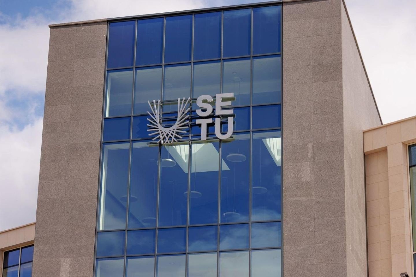 setu-logo-on-building-fa91343311d004704fa3ce6a3567953a.jpg