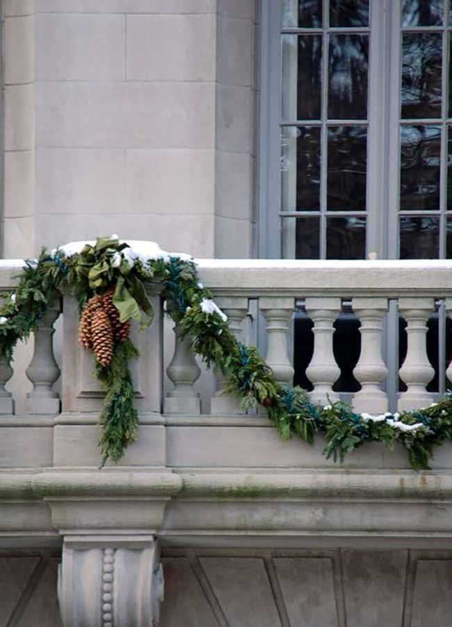 balcony-christmas-decorating-ideas-14.jpg