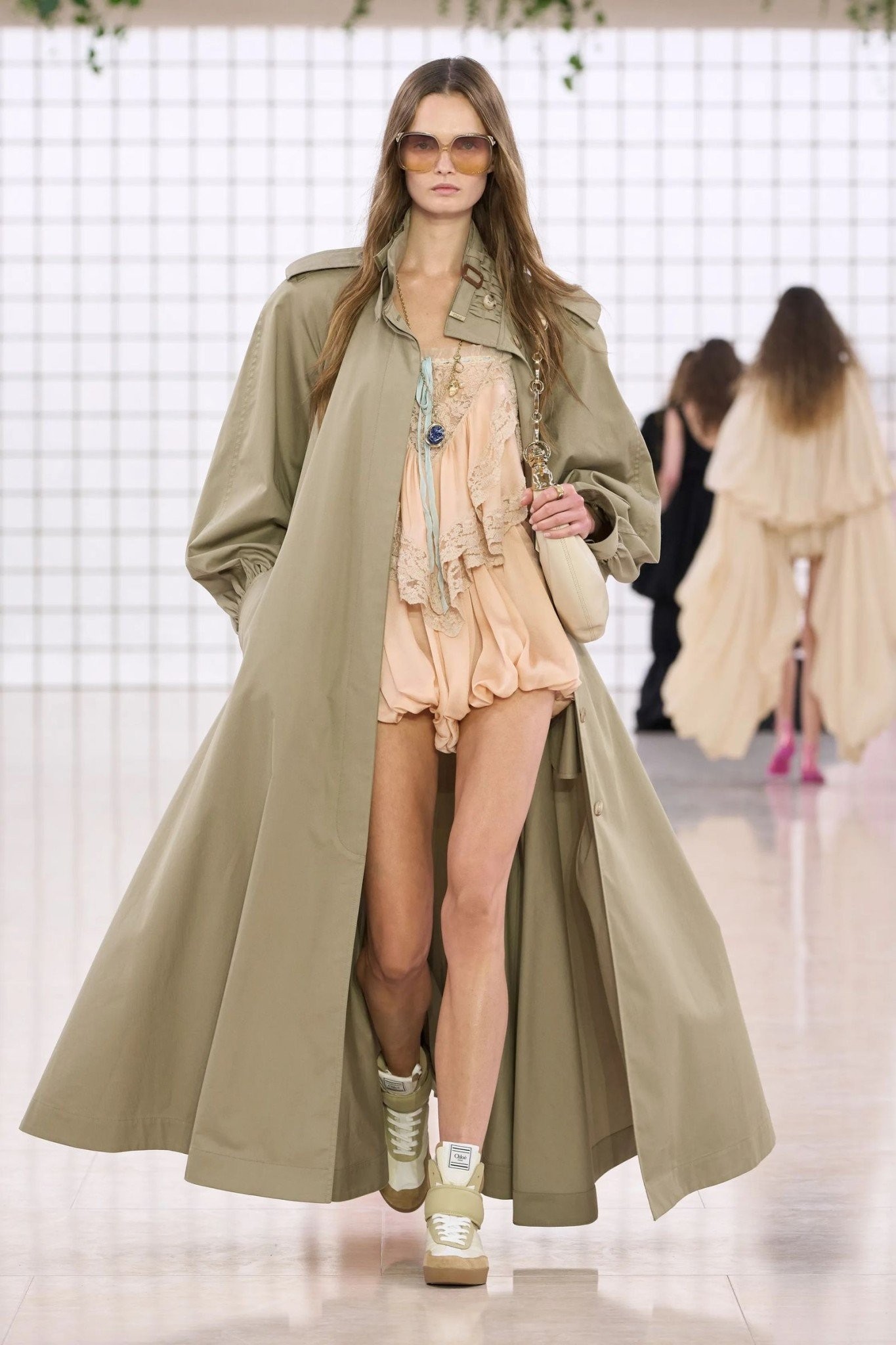 00043-chloe-spring-2025-ready-to-wear-credit-gorunway.webp