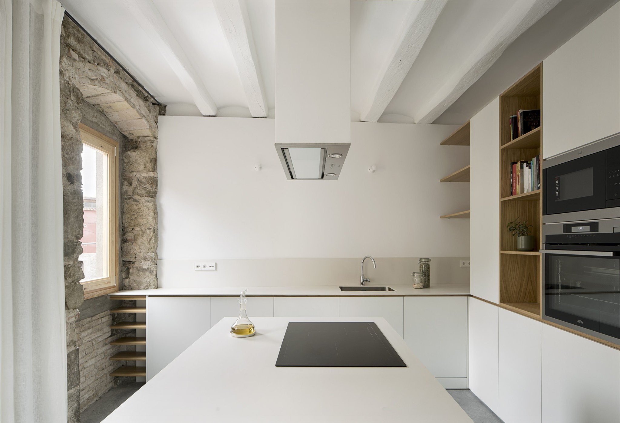 cru-architecture-house-renovation-barcelona-cristina-kitchen-9.jpg