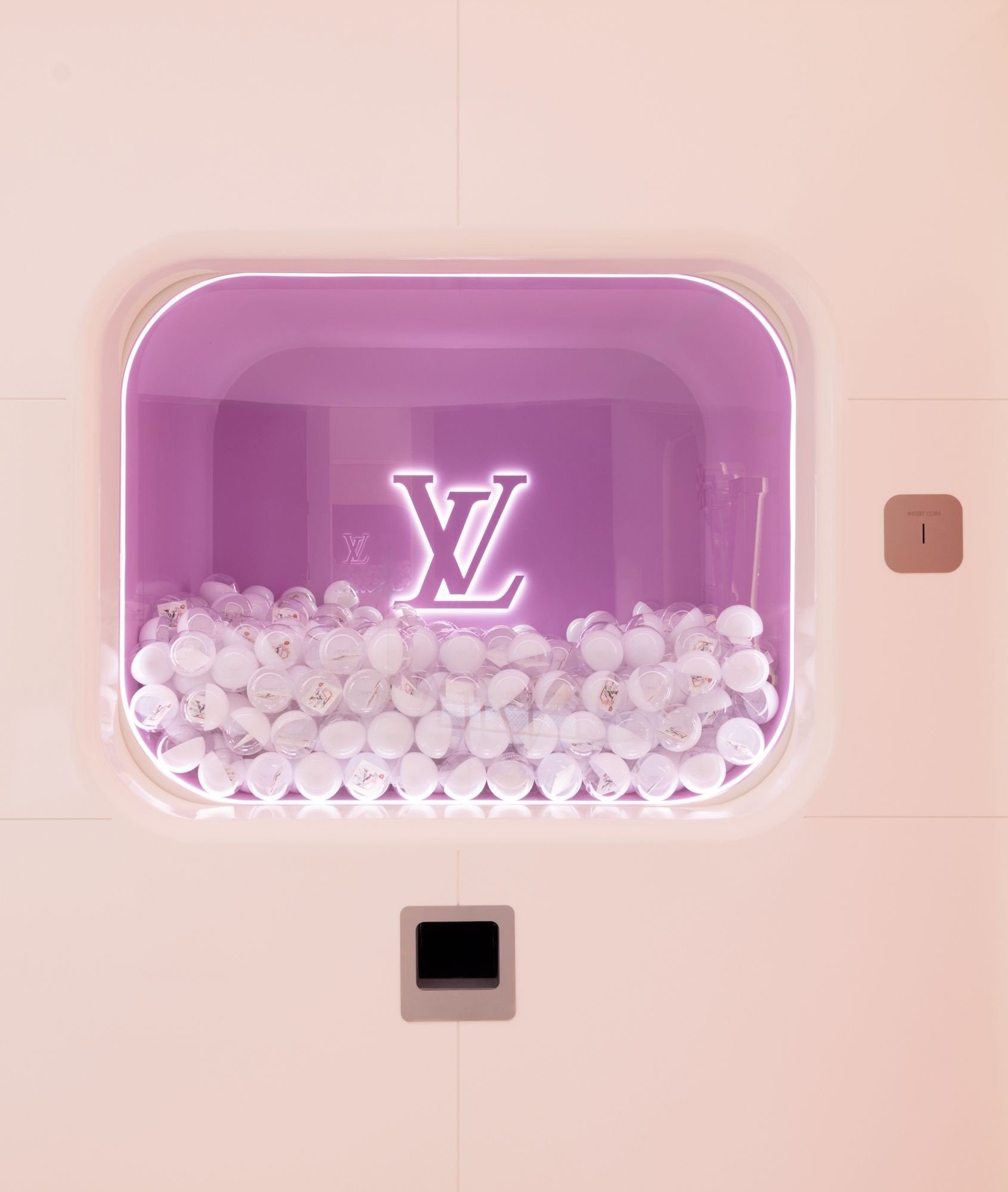 louis-vuitton-murakami-pop-up-singapore-vending-machine.jpg