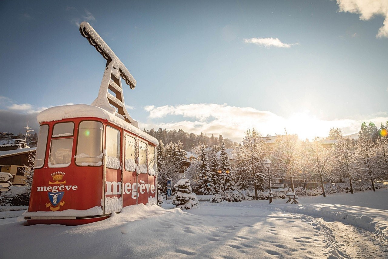 megeve-telecabine-rouge-scaled.jpg