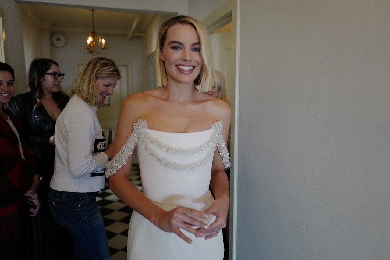 15-margot-robbie-getting-ready-for-the-oscars-in-chanel-march-4th-hd.jpg