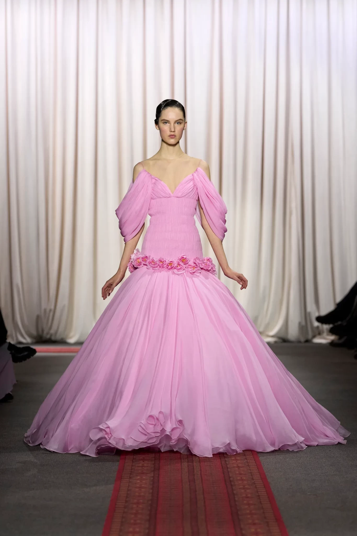 00028-giambattista-valli-spring-2025-couture-credit-gorunway.webp