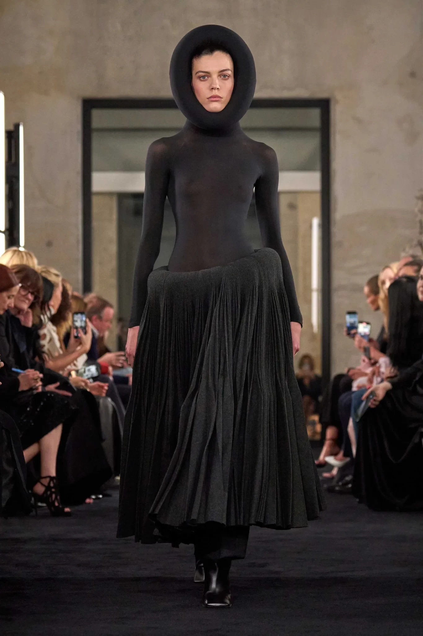 00001-alaia-fall-2025-ready-to-wear-credit-brand.webp