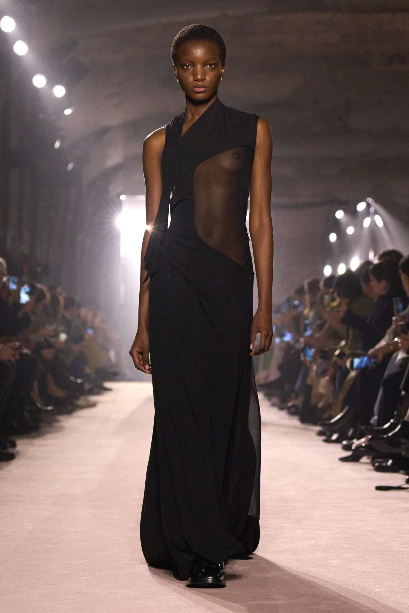 00005-victoria-beckham-fall-2025-ready-to-wear-credit-gorunway.webp