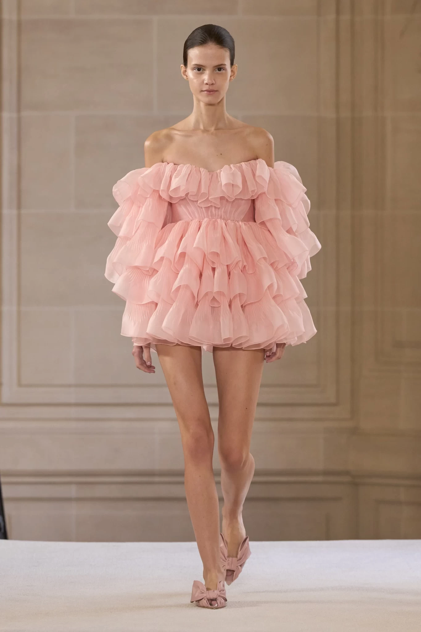 00012-giambattista-valli-2025-ready-to-wear-credit-gorunway.webp