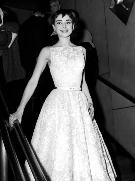 oscars-fashion-through-the-years-audrey-hepburn-1954-1421753754-view-1.jpeg