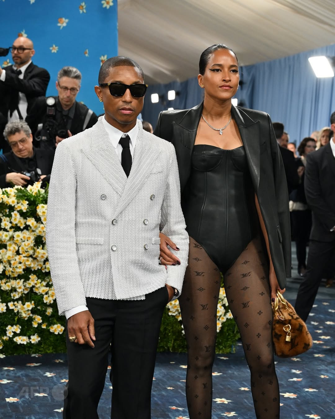 cuando-dos-fuerzas-de-la-moda-se-encuentran-el-resultado-es-pura-magia-en-la-alfombra-roja-estos-duos-elevaron-el-glamour-y-redefinieron-el-poder-del-estilo-en-la-met-gala-2025-at-afpphoto-metgala2025-fashionduos.jpg