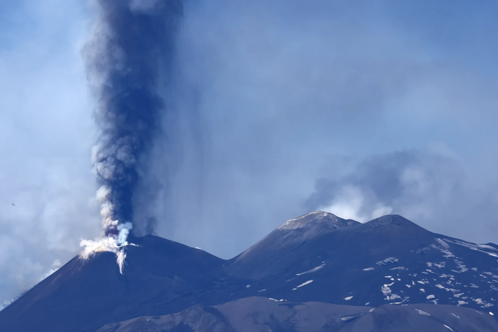 83987360007-20250602-t-095421-z-1761300709-rc-28-ueahagpq-rtrmadp-3-italyvolcanoetnajpg.webp