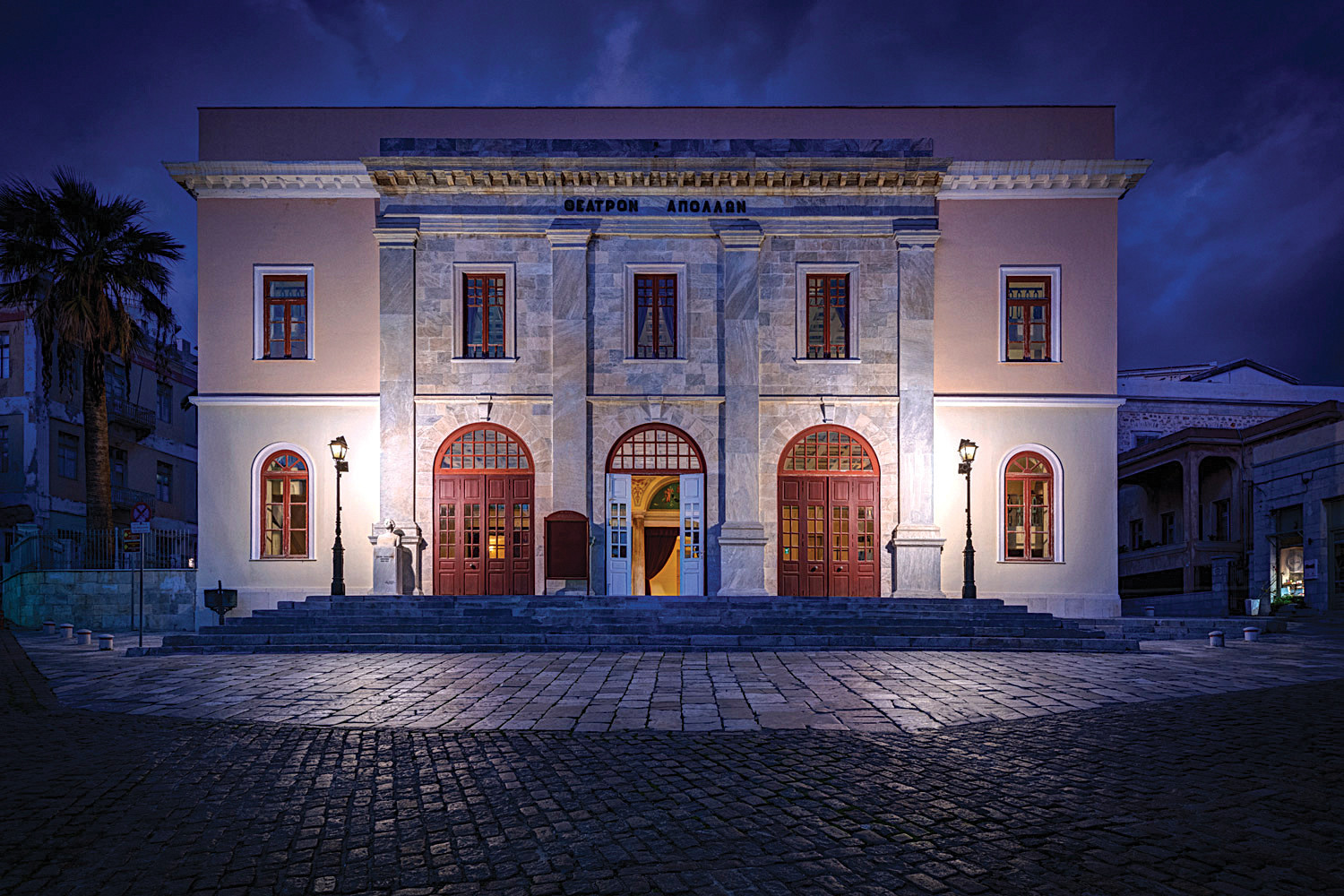 apollon-theater-outside.jpg