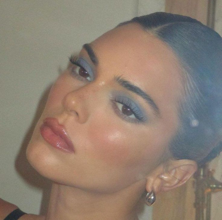 90s-baby-blue-eyeshadow-is-back-with-a-vengeance.jpeg
