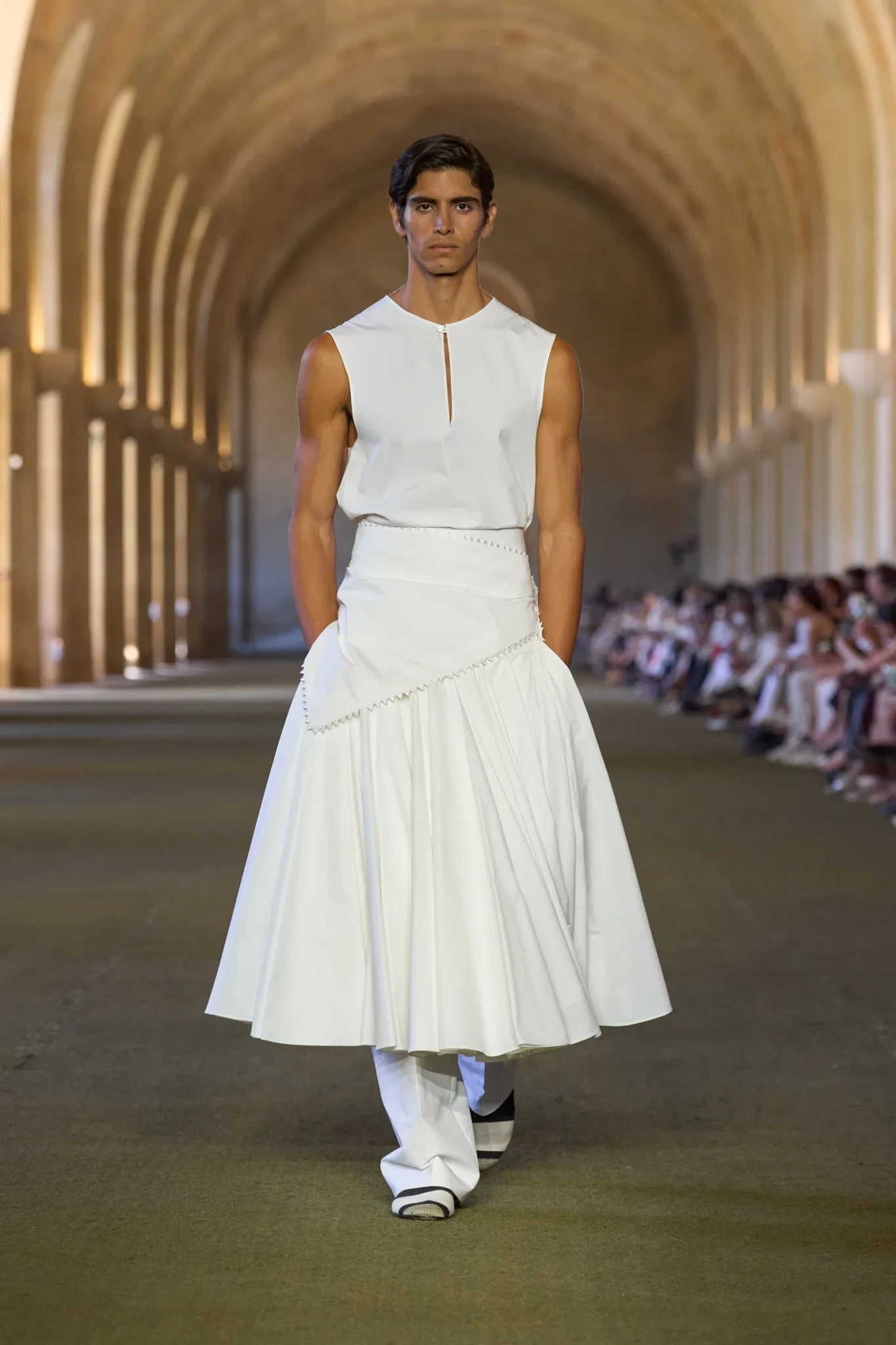 00005-jacquemus-fall-2025-ready-to-wear-credit-gorunway.webp