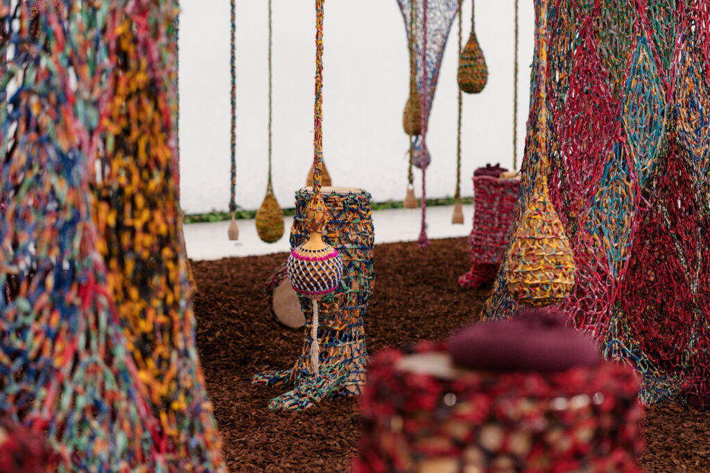 grand-palais-ernesto-neto-nosso-barco-tambor-terra-2024-c-joana-linda-avec-laimable-autorisation-de-lartiste-et-de-la-fondation-edp-1024x683.jpg