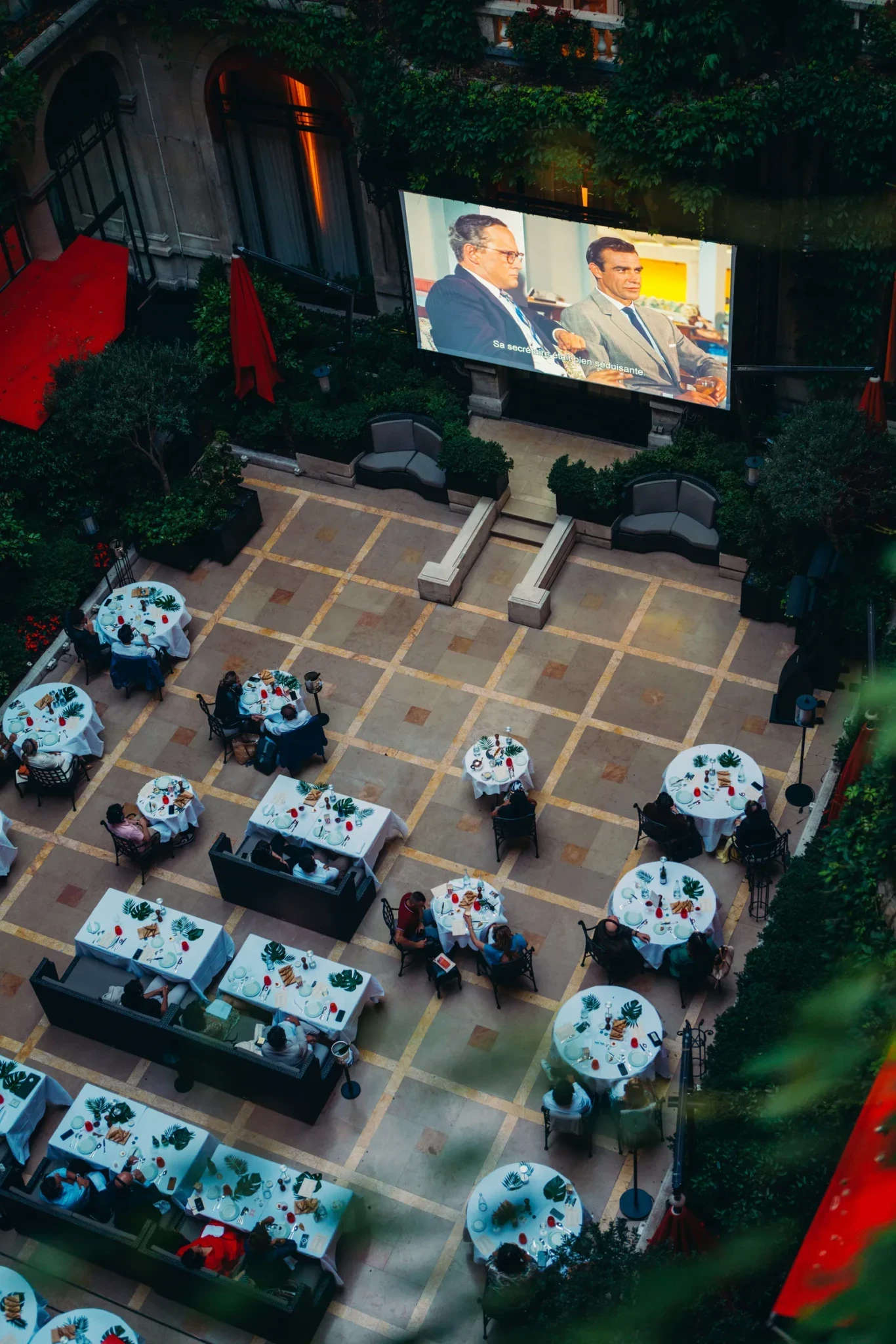hotelplazaathenee-plaza-cinema-club-james-bond-dorchestercollection-11-jpg.webp