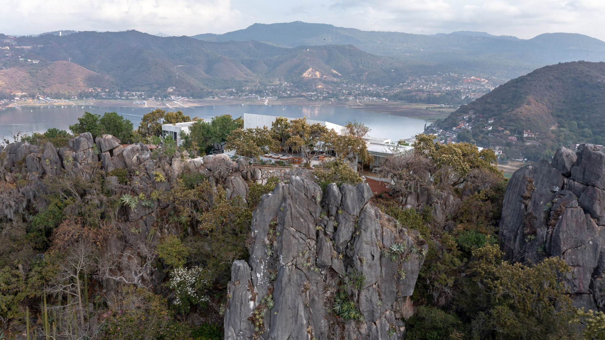 las-rocas-ignacio-urquiza-ana-paula-de-alba-dezeen-hero2.jpg