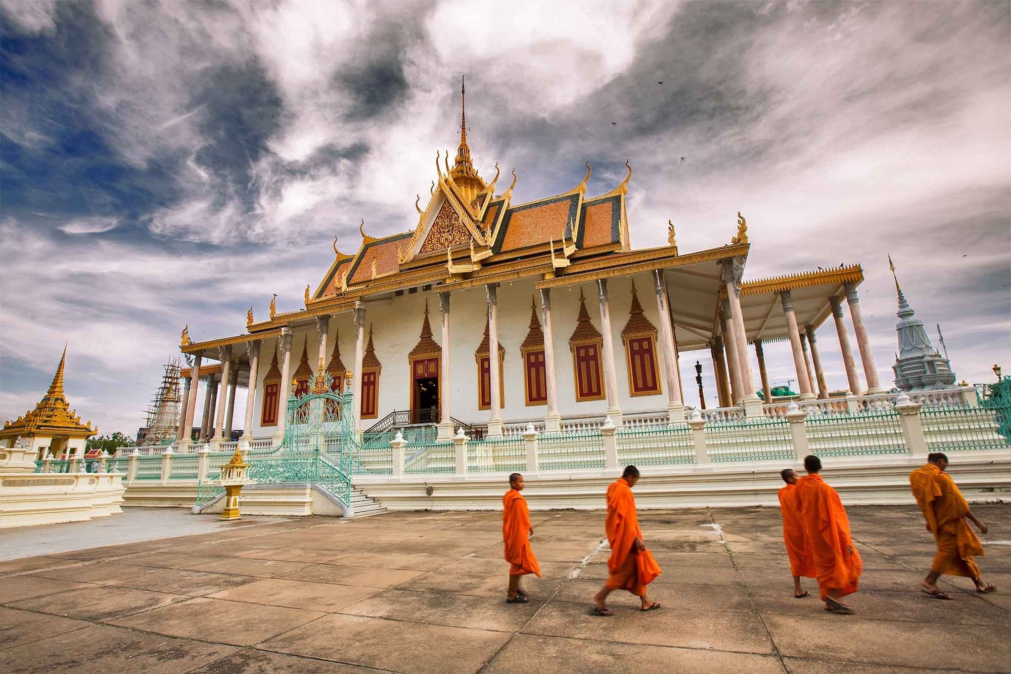 royal-palace-monks-phnom-penh-cambodia.jpg