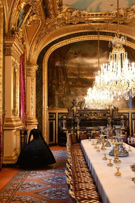 balenciaga-musee-du-louvre-nicolas-bousser-29-575x863.jpg