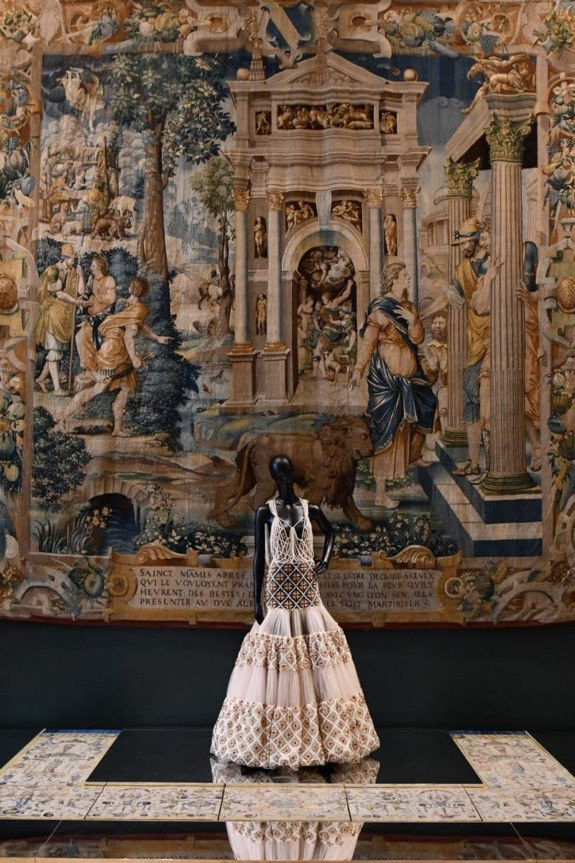 fendi-musee-du-louvre-nicolas-bousser-20-575x863.jpg