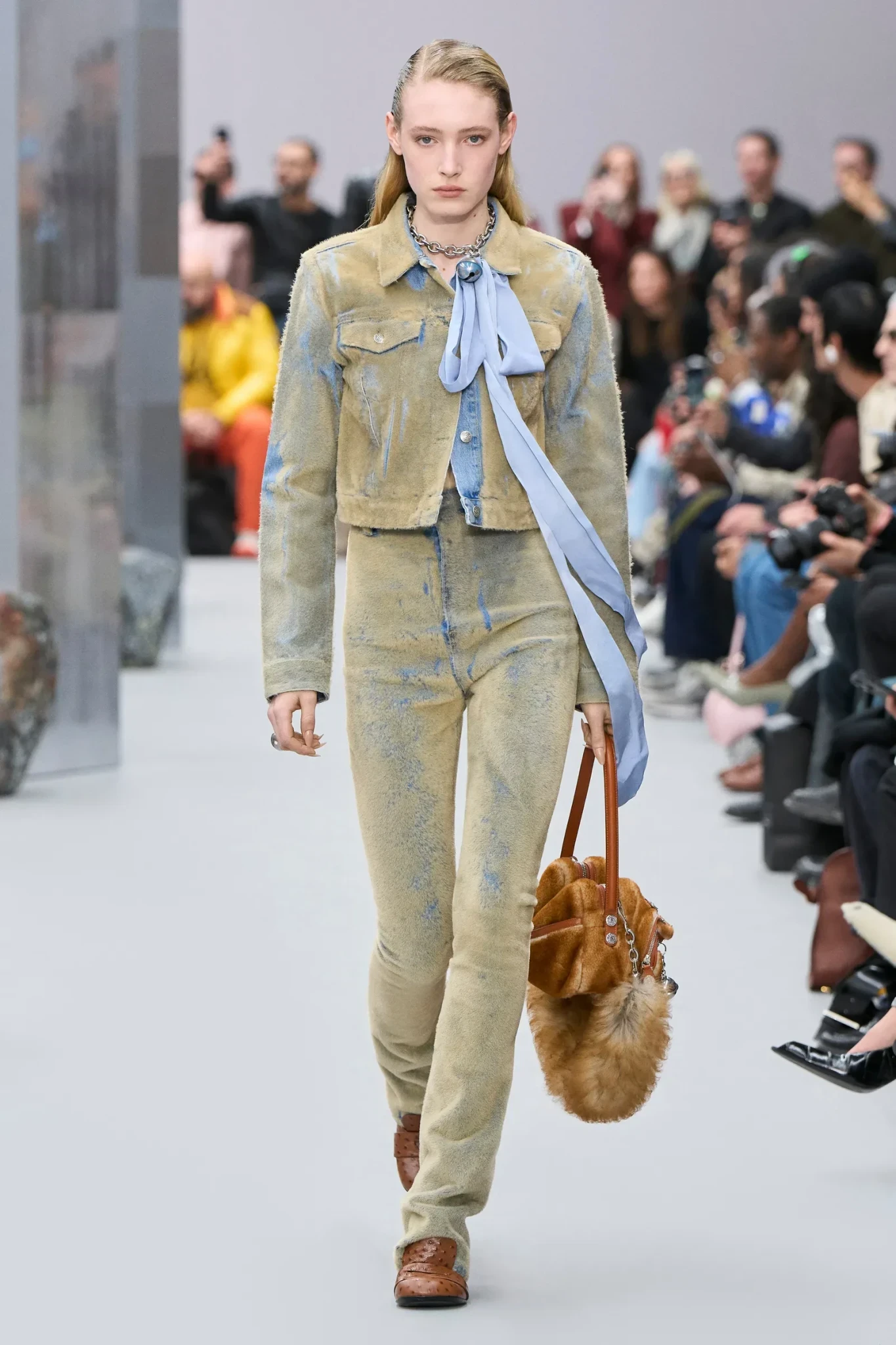 00027-acne-studios-fall-2025-ready-to-wear-credit-gorunway.webp