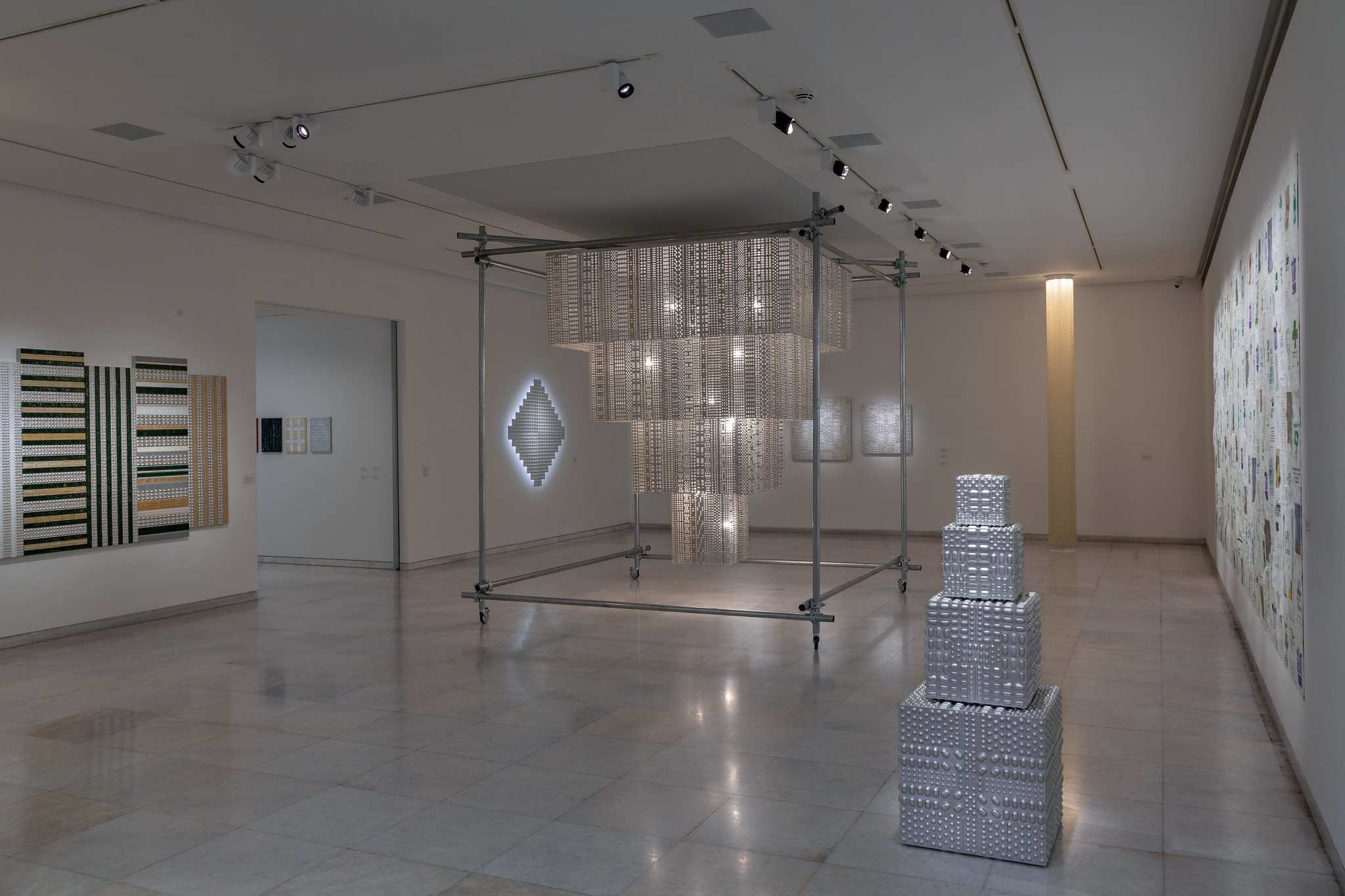 peggy-kliafa-healing-the-grid-zoumboulakis-galleries-chandelier-iii-ziggutar-ianos-2025-250x200x200cm-img-9998-teliko-net.jpg