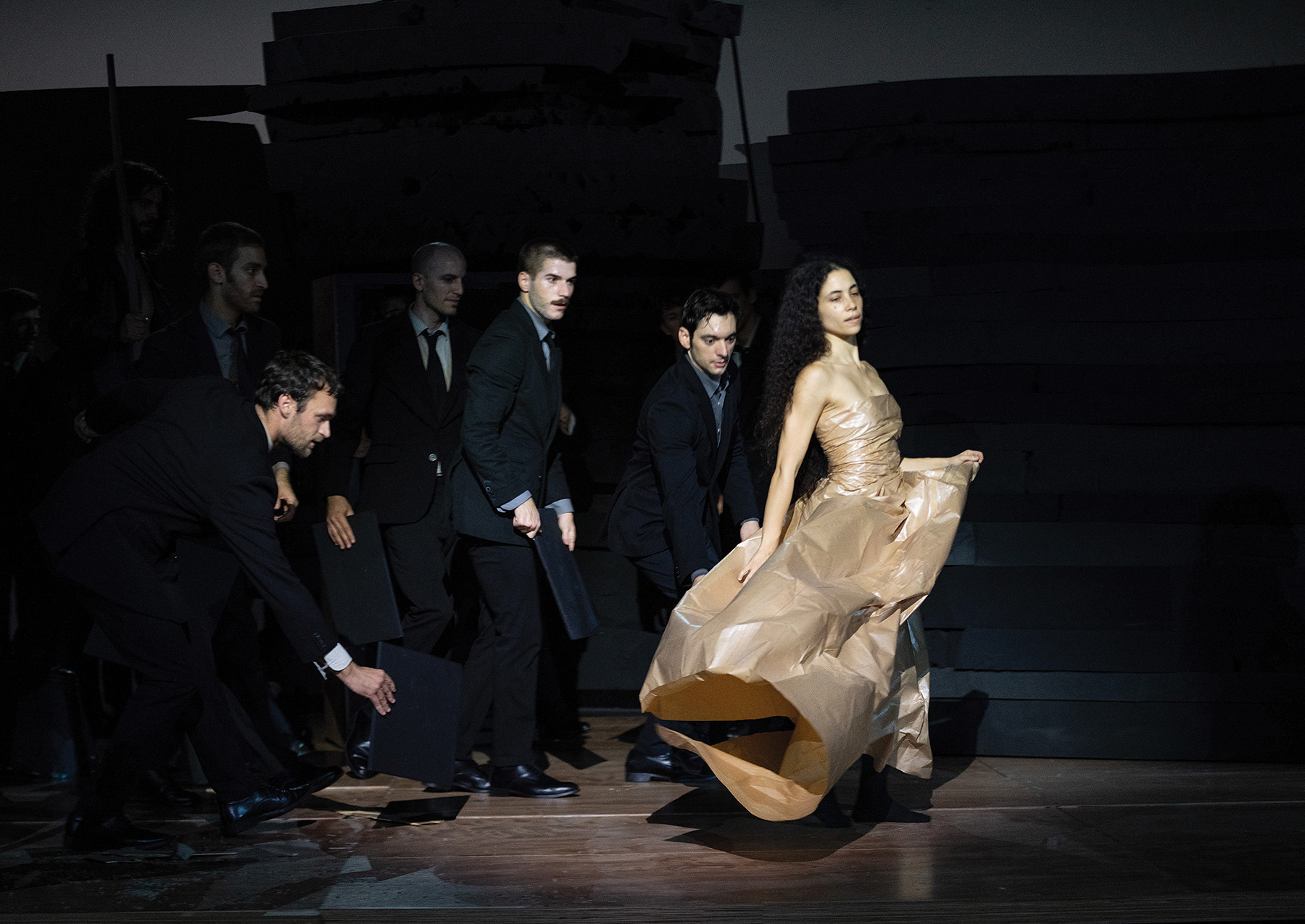 this-that-keeps-on-2025-by-dimitris-papaioannou-photo-by-julian-mommert-20250912-jcm-2169.jpg