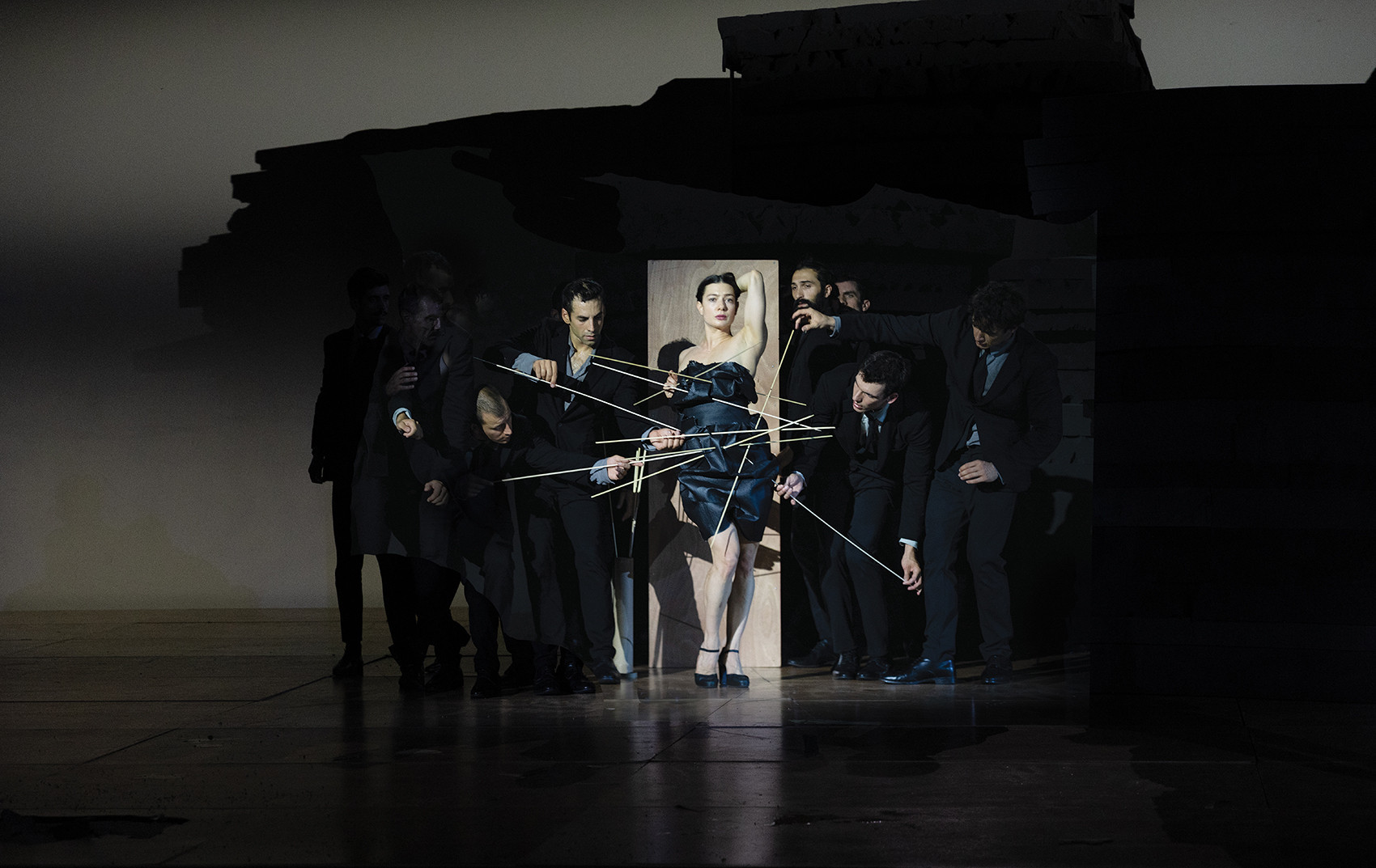 this-that-keeps-on-2025-by-dimitris-papaioannou-photo-by-julian-mommert-20250912-jcm-2202.jpg