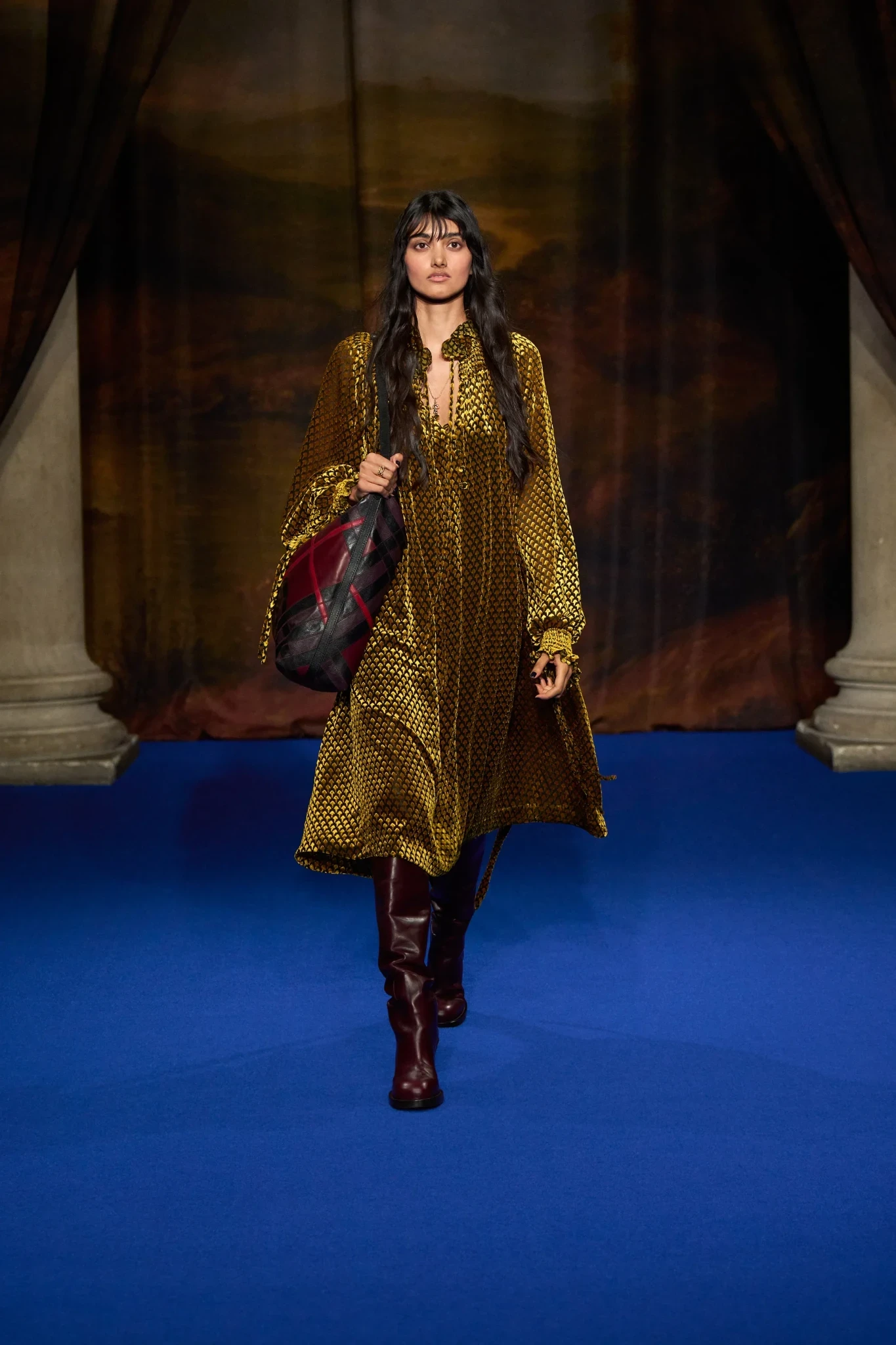 00030-burberry-fall-2025-ready-to-wear-credit-gorunway.webp