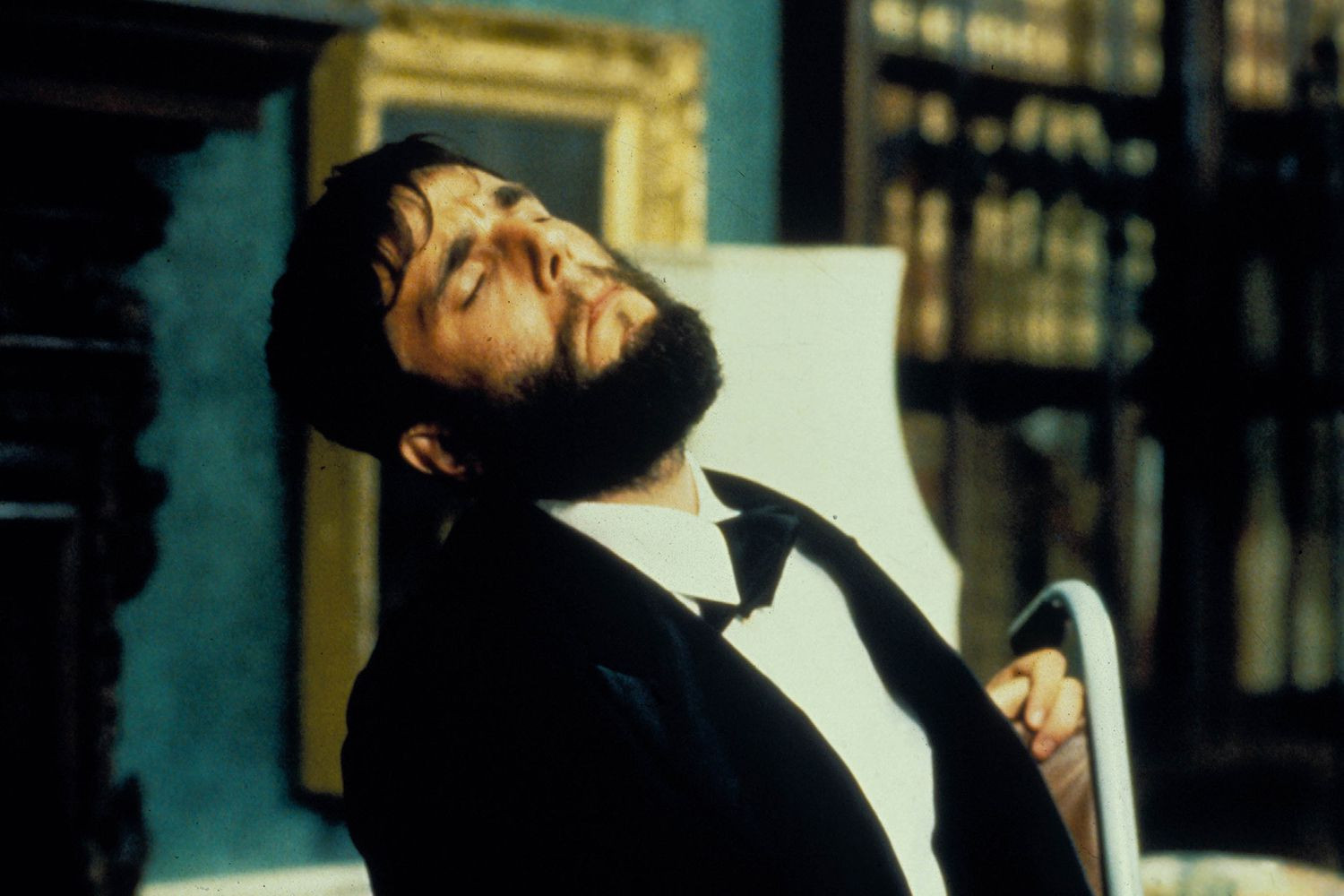 daniel-day-lewis-my-left-foot-030524-1-89dad9e1b9934c419b7fba61470896ea.jpg