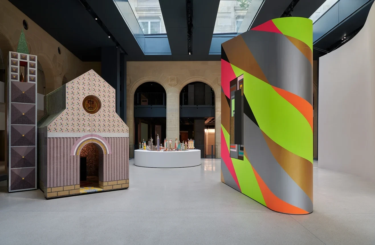 view-from-platform-1-alessandro-mendini-bodys-isek-kengelez-alessandro-mendini-and-peter-halley.webp