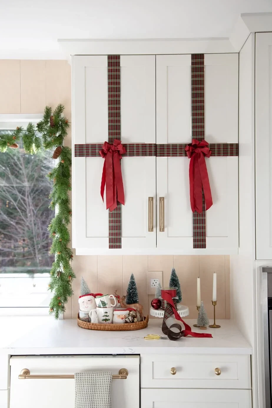 kitchen-cabinet-christmas-decor.webp