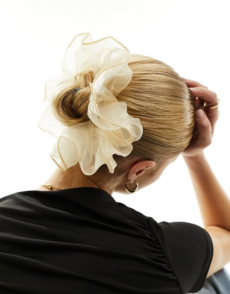 asos-design-oversized-scrunchie-van-organza-met-ruches-in-creme-wit.jpg