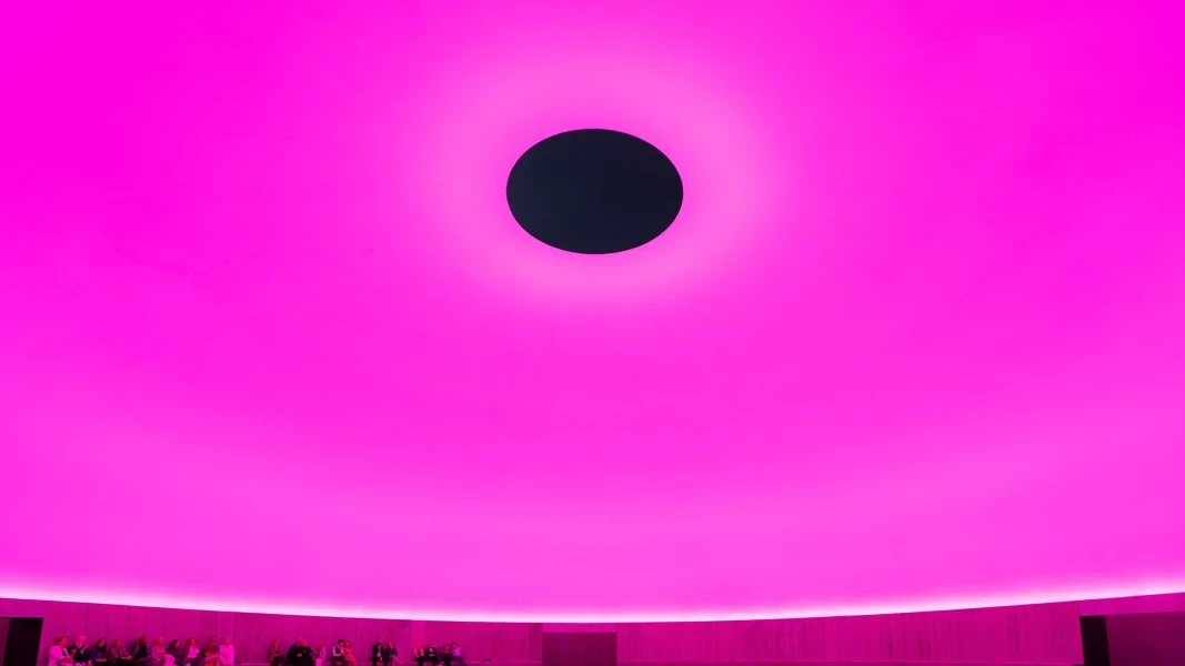 james-turrell-as-seen-below-the-dome-a-skyspace-by-james-turrell-foto-mads-smidstrup-aros-2025-taget-i-forbindelse-med-james-turrells-besoeg-i-as-seen-below-i-juni-2025-4.webp