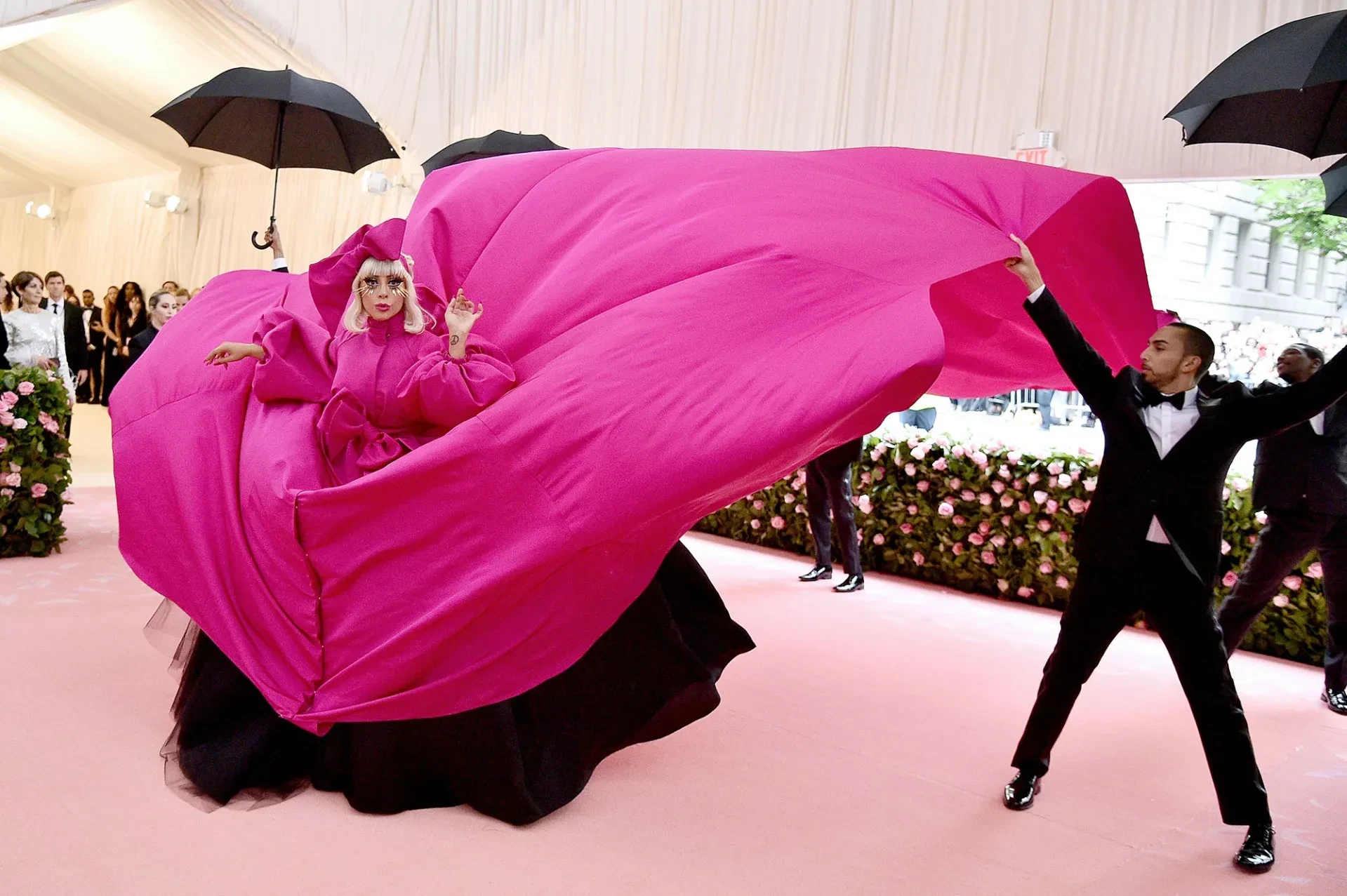lady-gaga-opens-red-carpet-met-gala-2019-four-costumesjpg.webp
