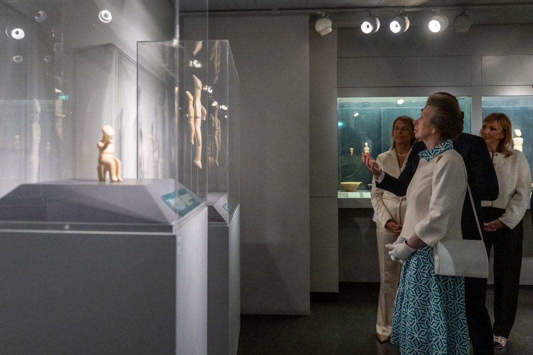 to-mesemeri-e-abu-prigkipissa-anna-pareste-se-geuma-pros-timen-tes-sto-at-cycladic-museum-to-op-copy-2-KcDEI.jpg