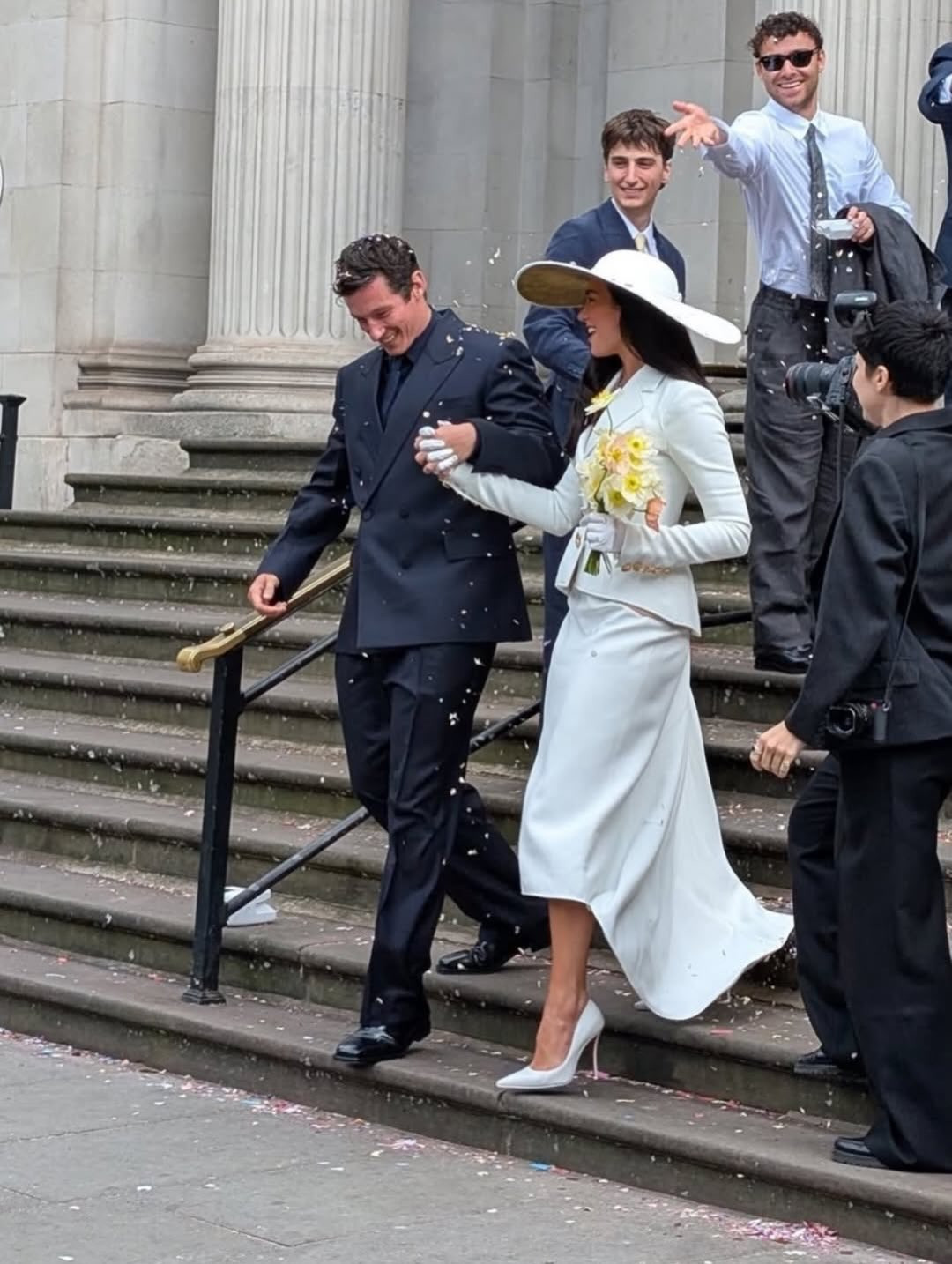 breaking-news-e-at-dualipa-kai-o-callum-turner-enothekan-me-ta-desma-tou-gamou-semera-sto-londino.jpg