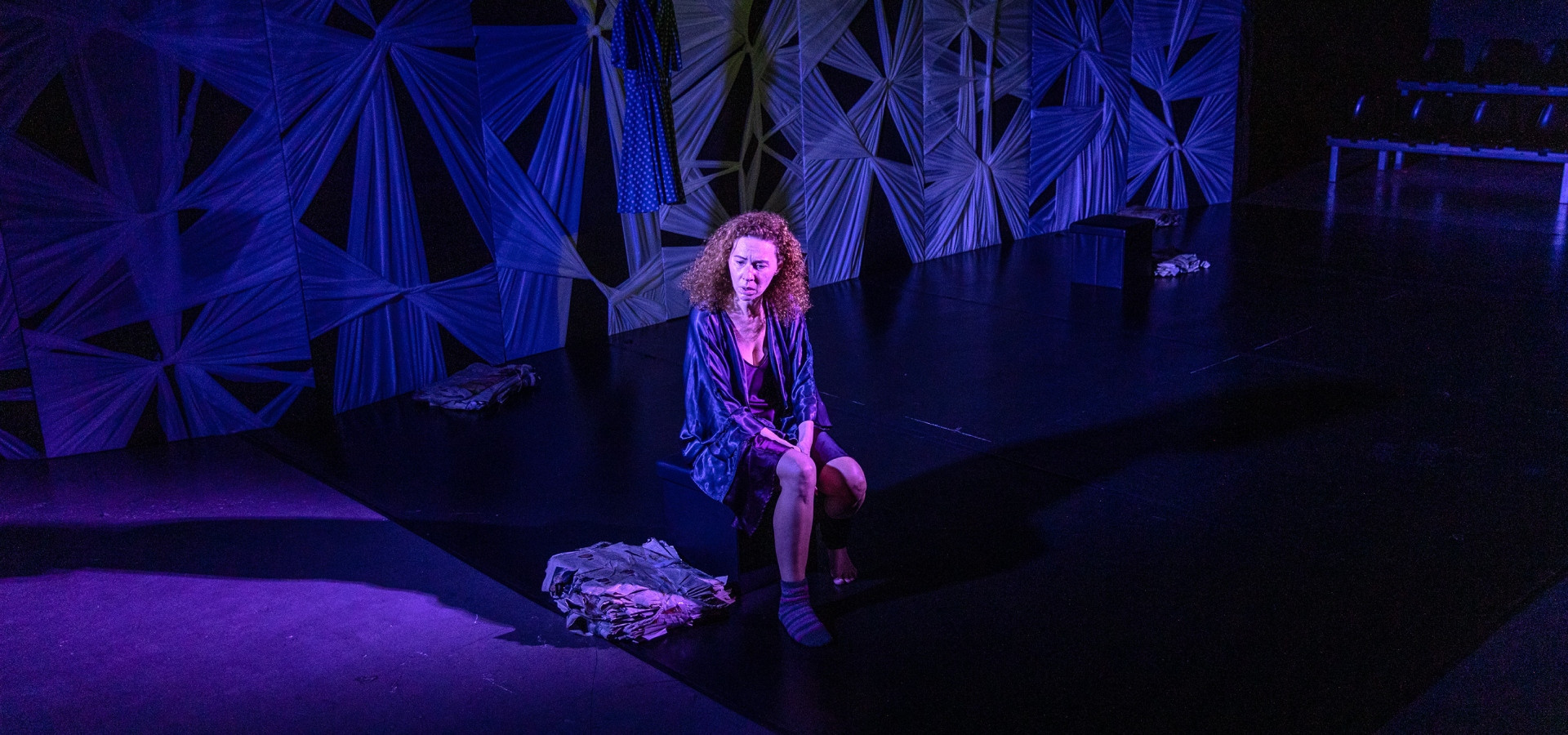 dekaokto-enatou-theatro-vraxon.jpg