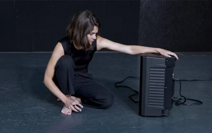 prosodia-lidewij-mahler-in-22seven-scenes-for-the-black-box-video-still-by-nicoline-van-harskamp-2-1jpg.webp