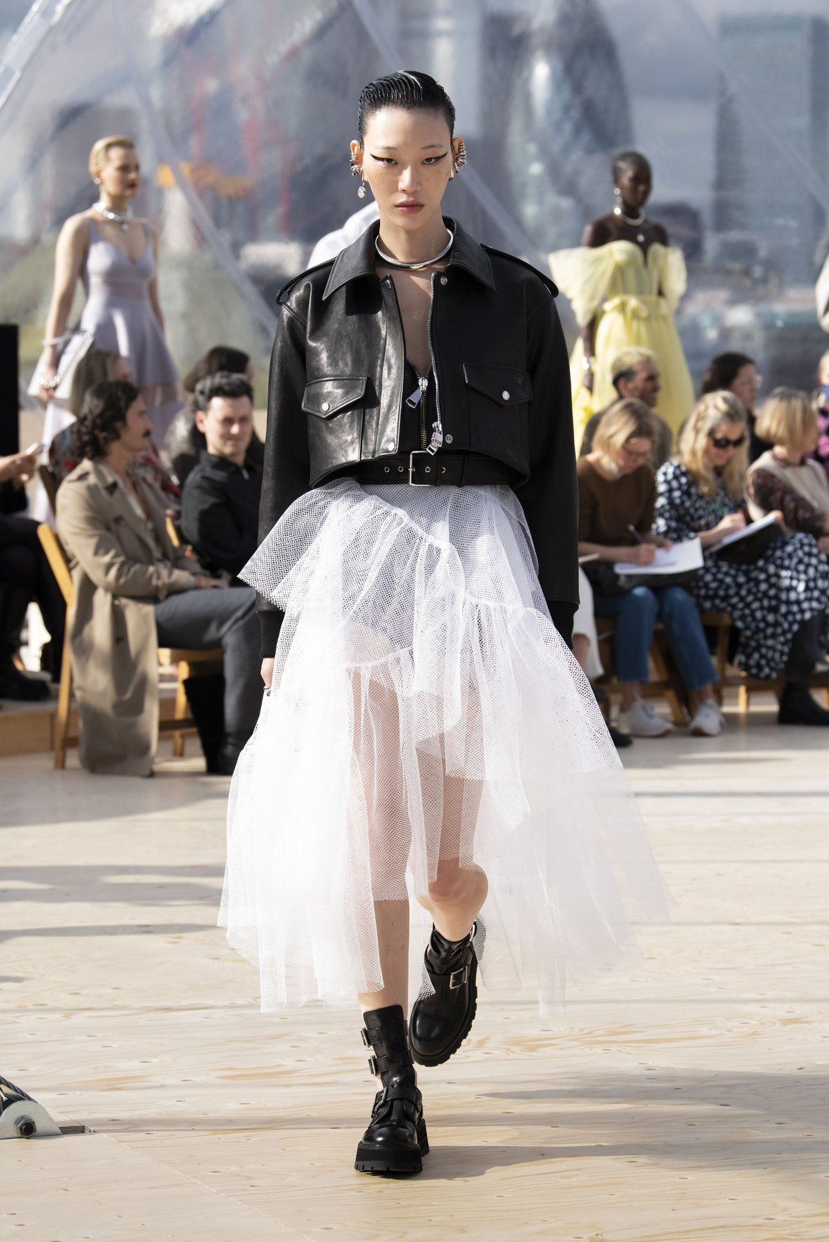 alexander-mcqueen-ss22-womenswear-019width-1200-4nf4uruswqgrisoz.jpg