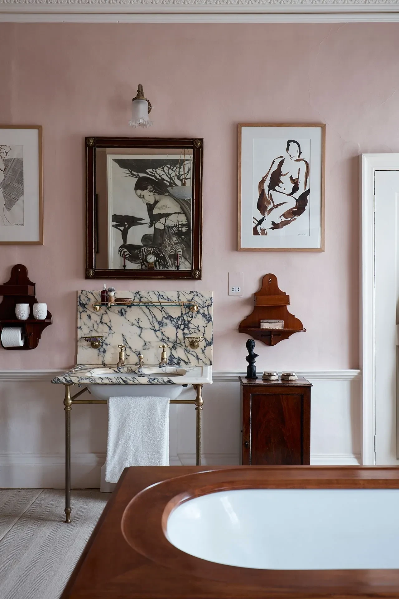 master-bedroom-edward-bulmer-house-29nov17-lucas-allen-b.webp