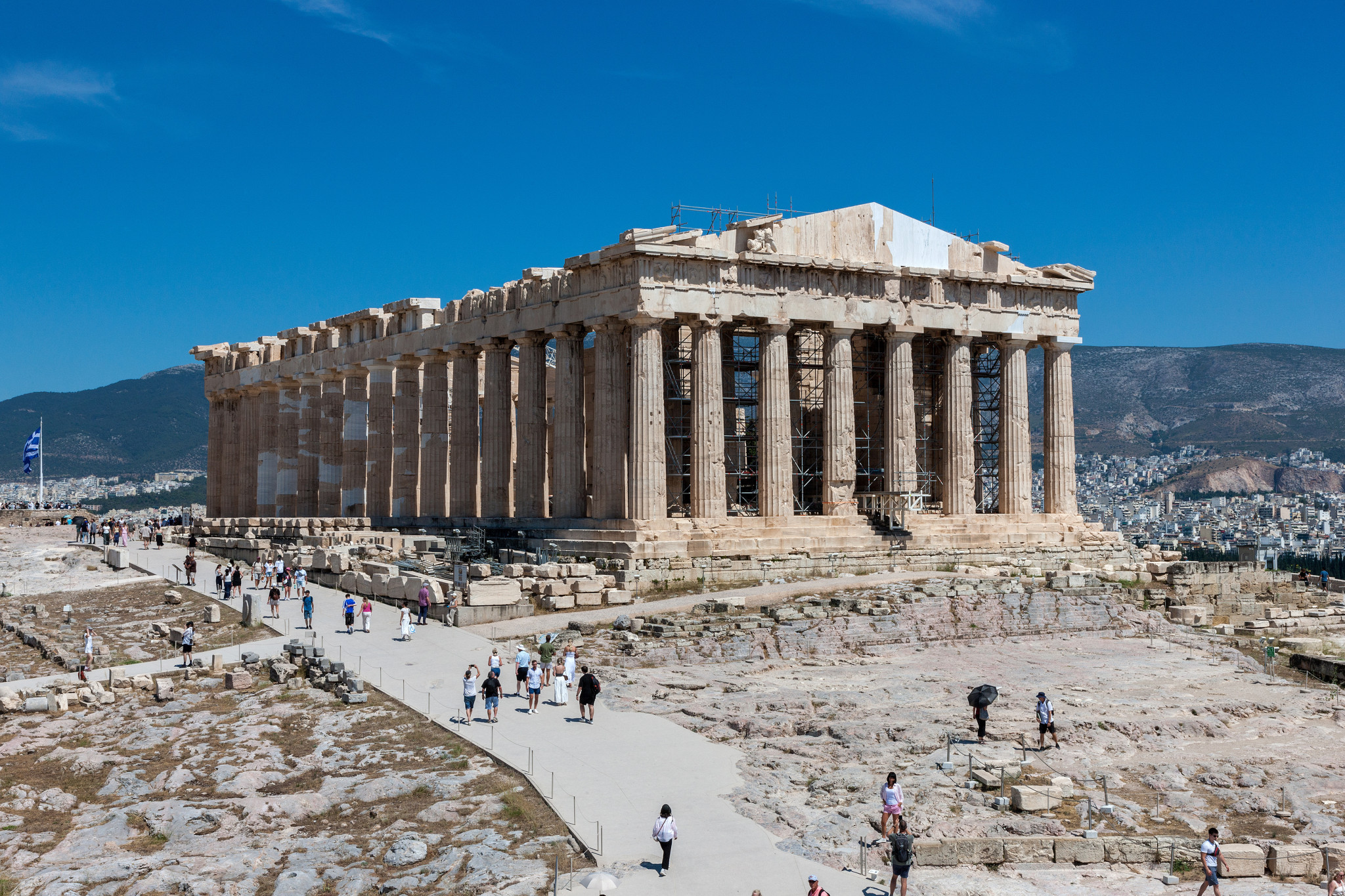 to-dutiko-aetoma-tou-parthenona-sumpleronetai-meta-apo-220-khronia.jpg