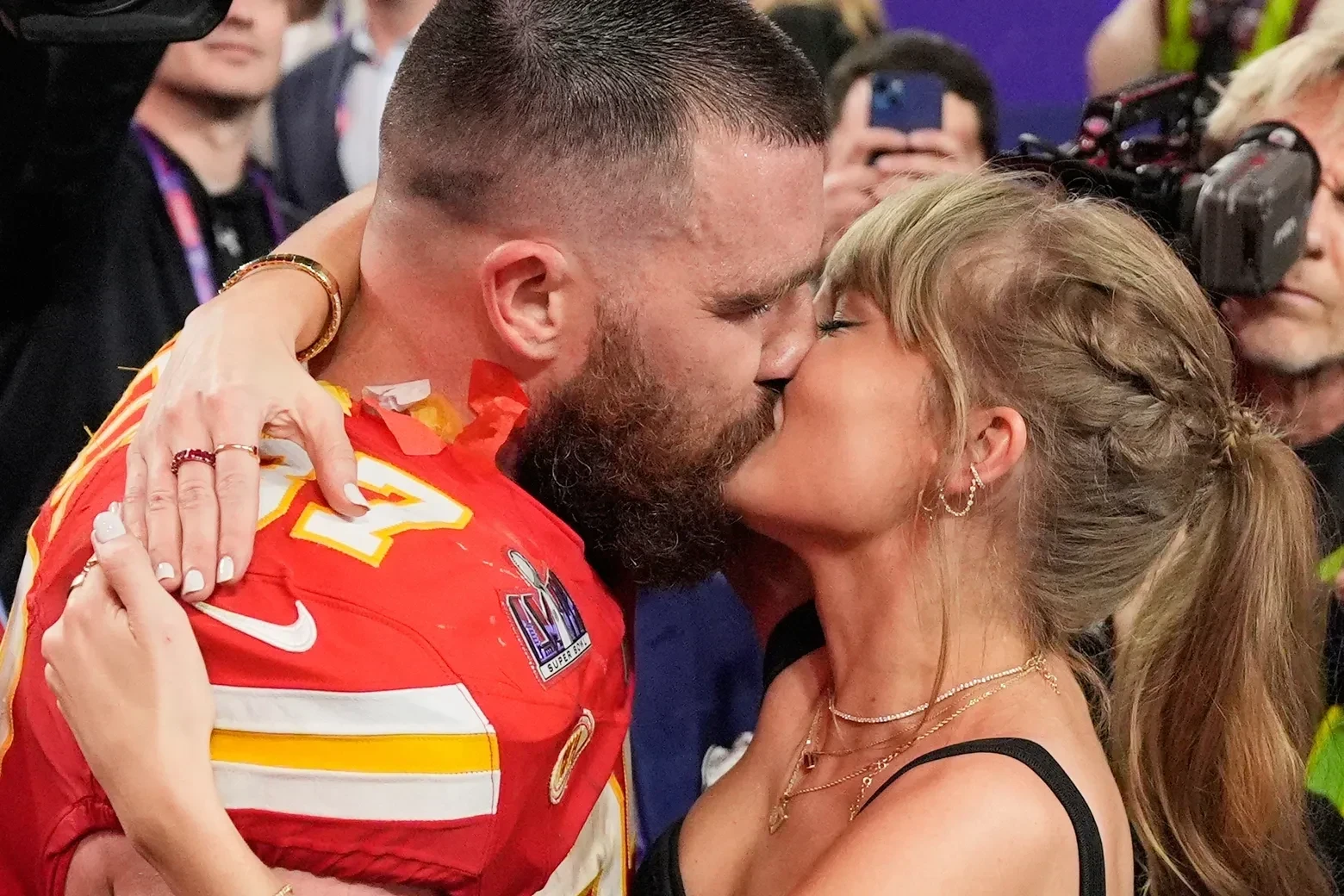 urnpublicidaporgd585627eb98b69428ce206a2c8a9cb7dpeople-taylor-swift-travis-kelce-12827jpg.webp