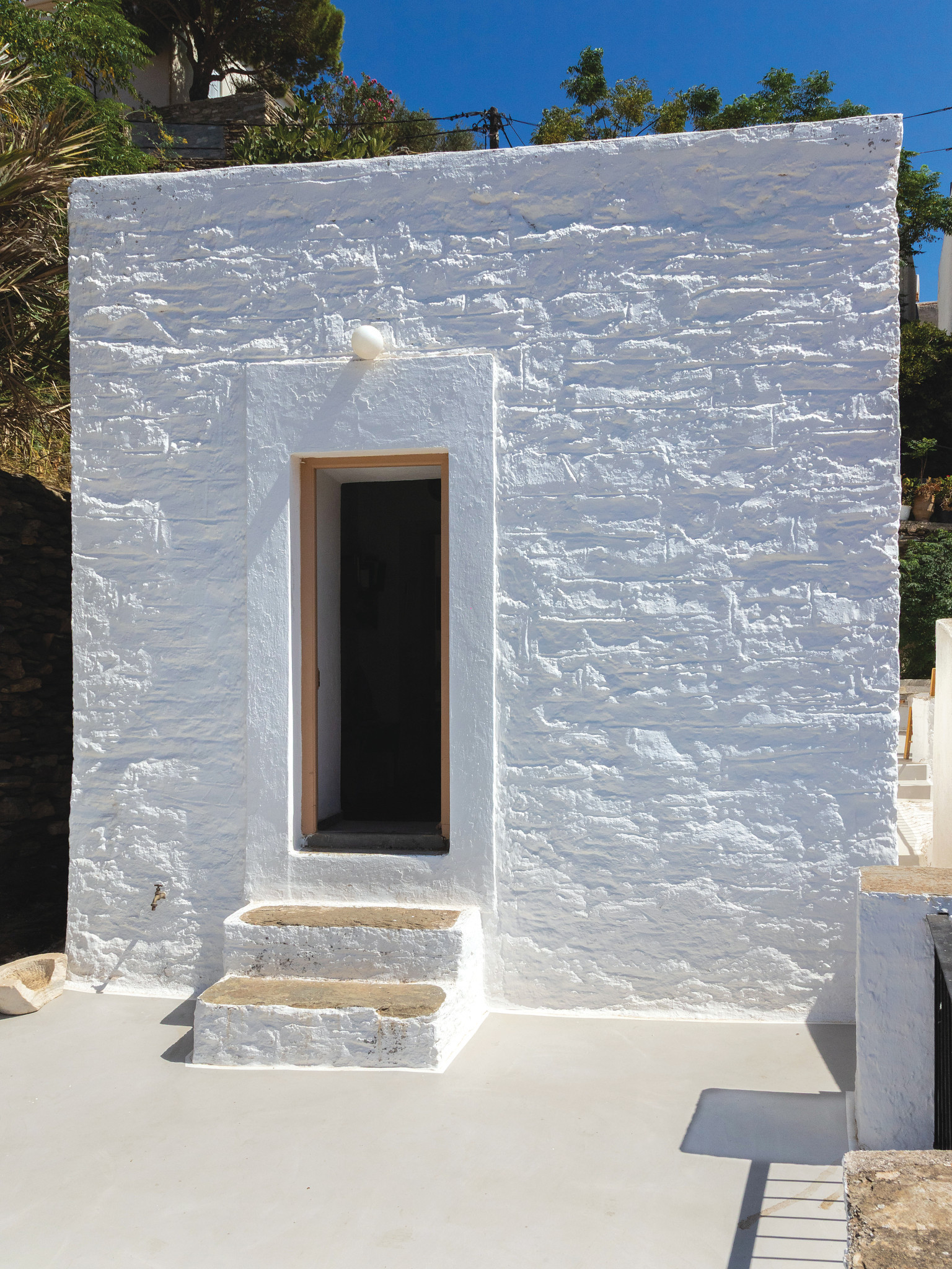 courtesy-alekos-fassianos-estate-copyright-vagelis-pidiakis-6.jpg