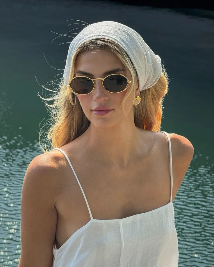 fashion-people-agree-adding-this-elegant-hair-accessory-earns-you-major-aura-points.jpg