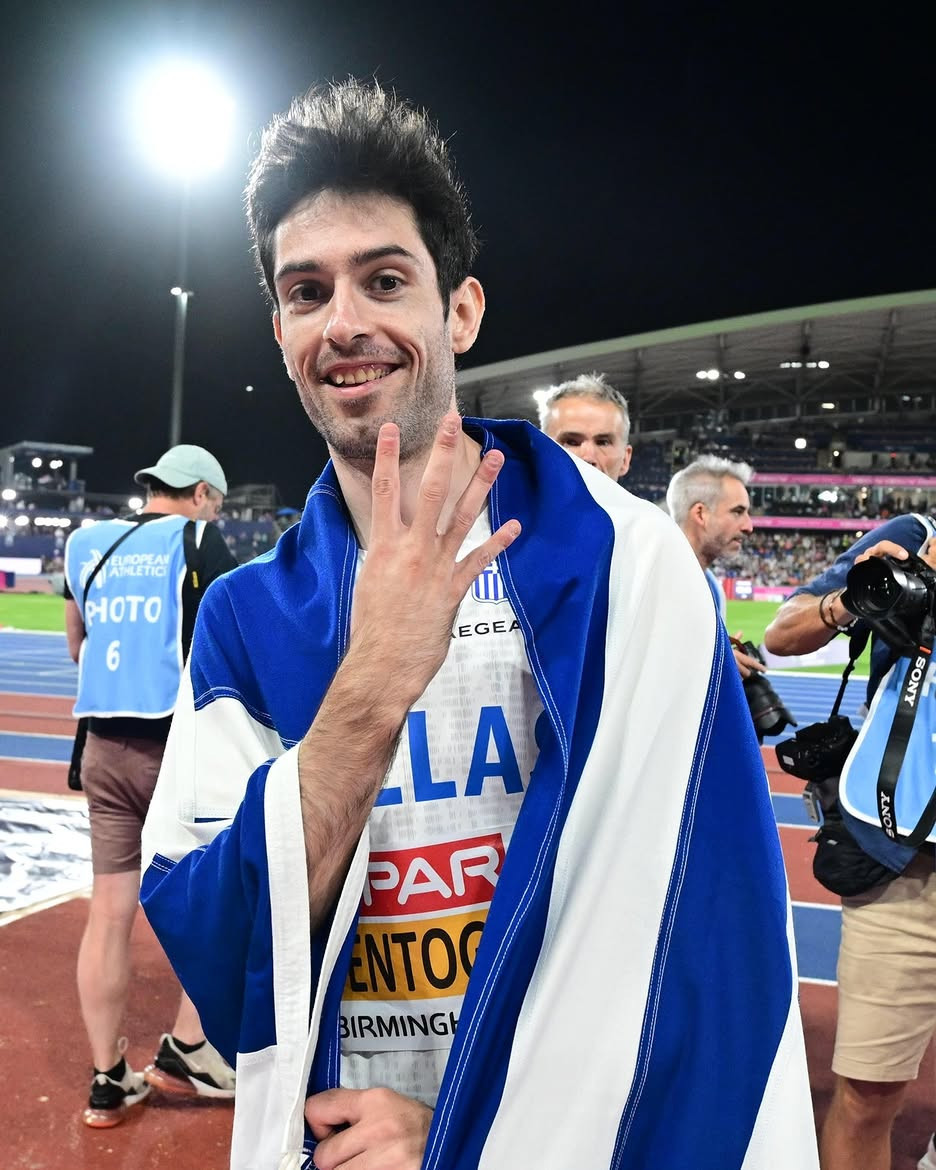 o-sugklonistikos-miltos-tentoglou-agkalia-me-ten-ellenike-semaia-deikhnei-me-ta-dakhtula-to-4-g.jpg